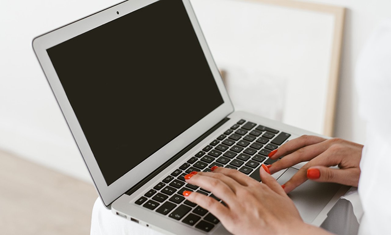 Captiver les clients par la conversation : comment le CPaaS procure une véritable expérience omnicanal Woman Working With Laptop On Knees