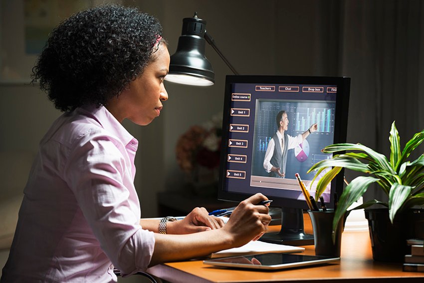 Étudiant face à un écran d'ordinateur et regardant une leçon en eLearning