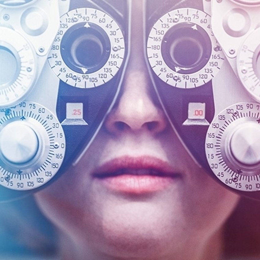660465344 Les yeux d'une femme testés à l'aide d'un réfracteur. Pourrait également représenter un ophtalmologue.