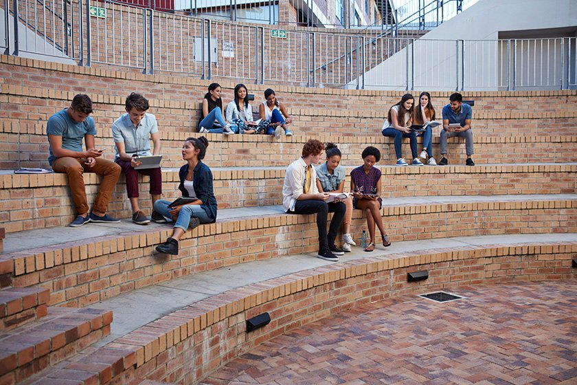 Groupe d'étudiants qui étudient dehors sur le campus.