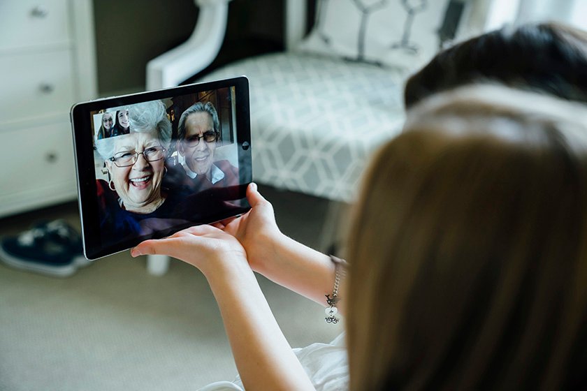 Femme en conversation vidéo avec ses grands-parents sur une tablette