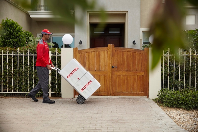 Livreur Aramex livrant des colis